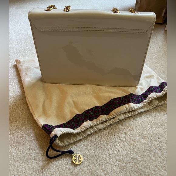Soft white patent leather Tory Burch chain shoulder bag - Picture 2 of 3